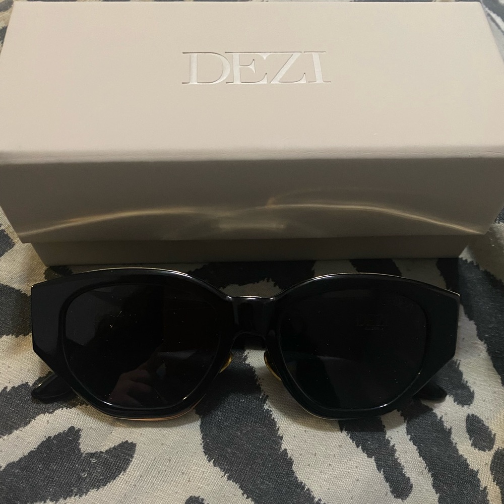 Dezi Sunglasses in “Charge It” in black smoke